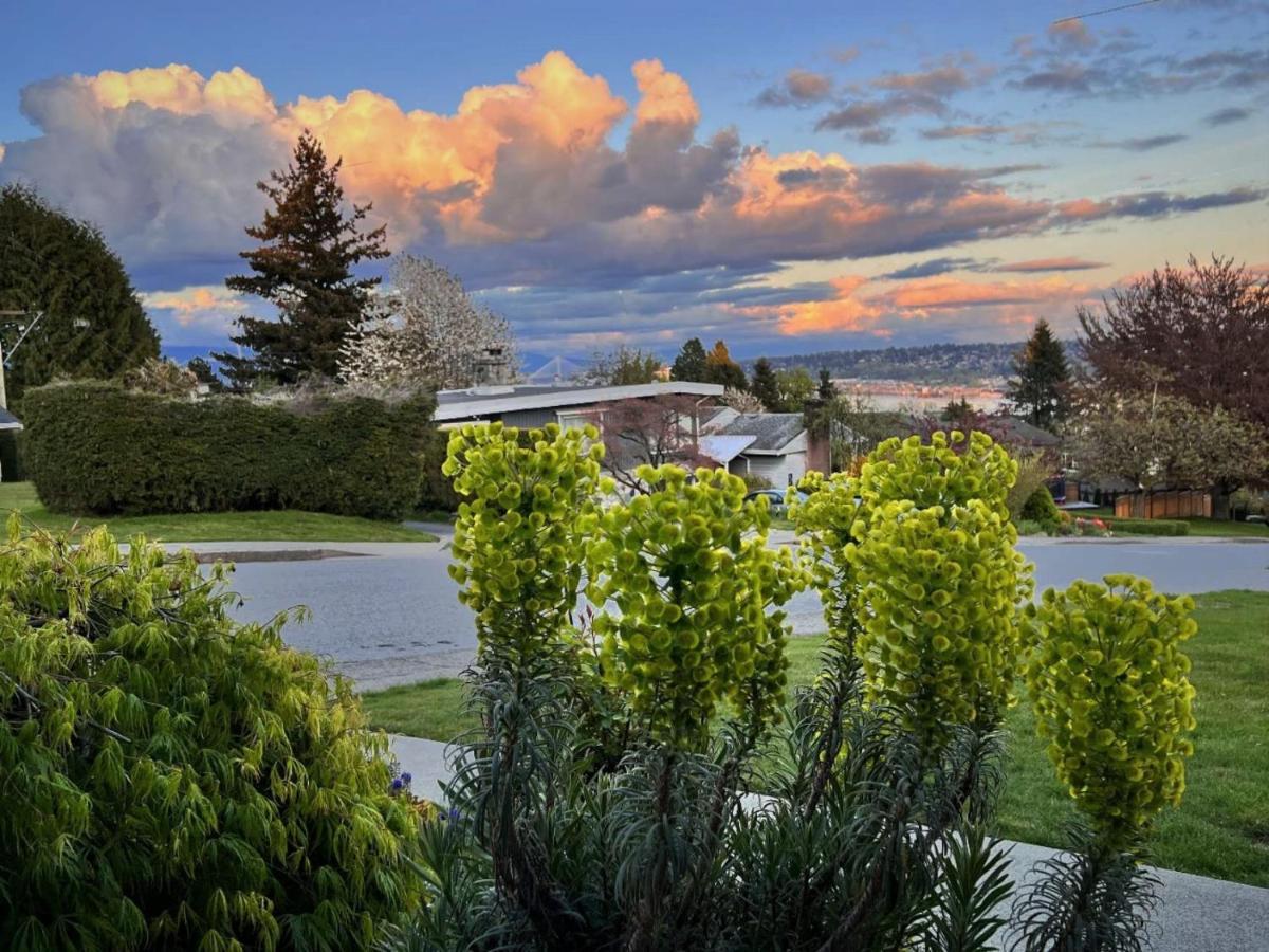 Lovely J Home -Stunning River View Cozy Two Bedroom Private Suite New Westminster Exterior photo