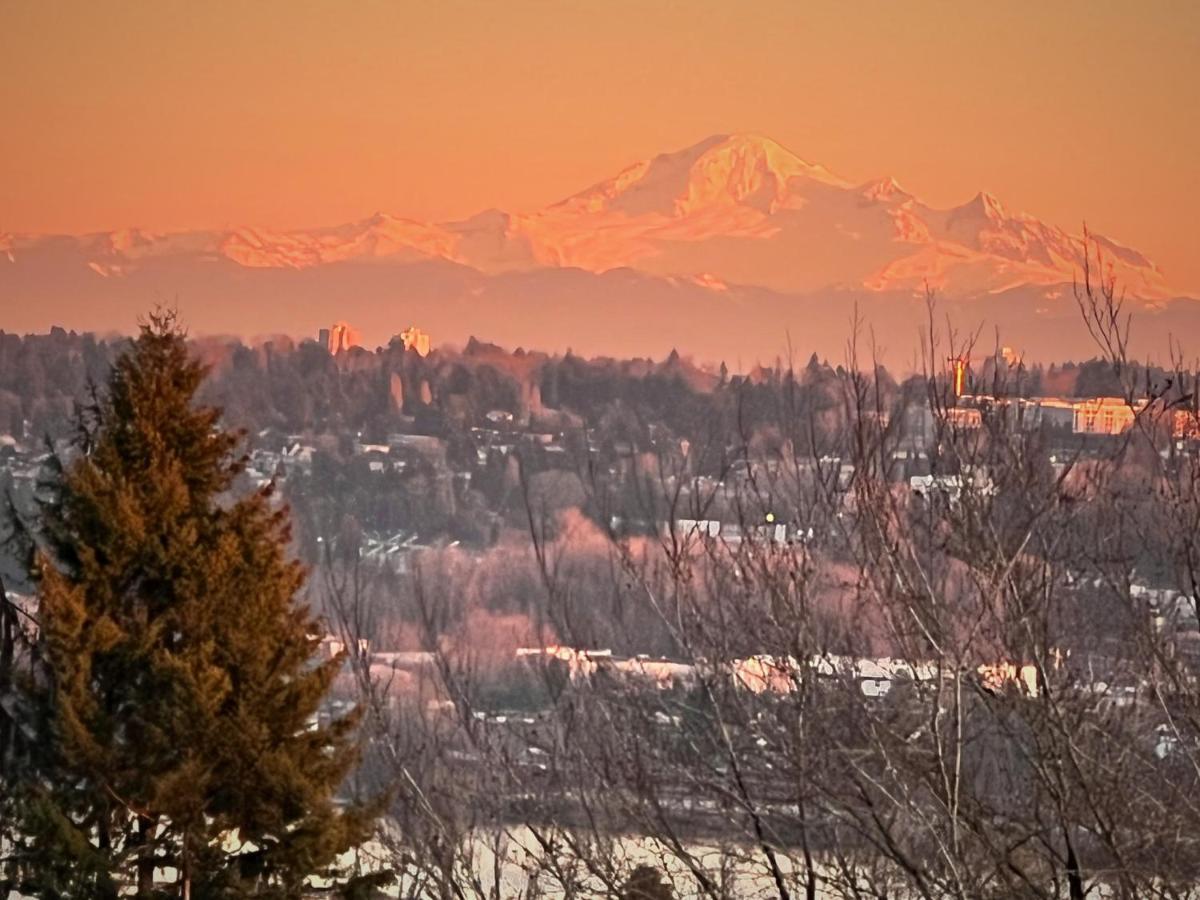 Lovely J Home -Stunning River View Cozy Two Bedroom Private Suite New Westminster Exterior photo